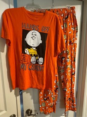 Peanuts Halloween Charlie Brown
Medium shirt, small joggers
